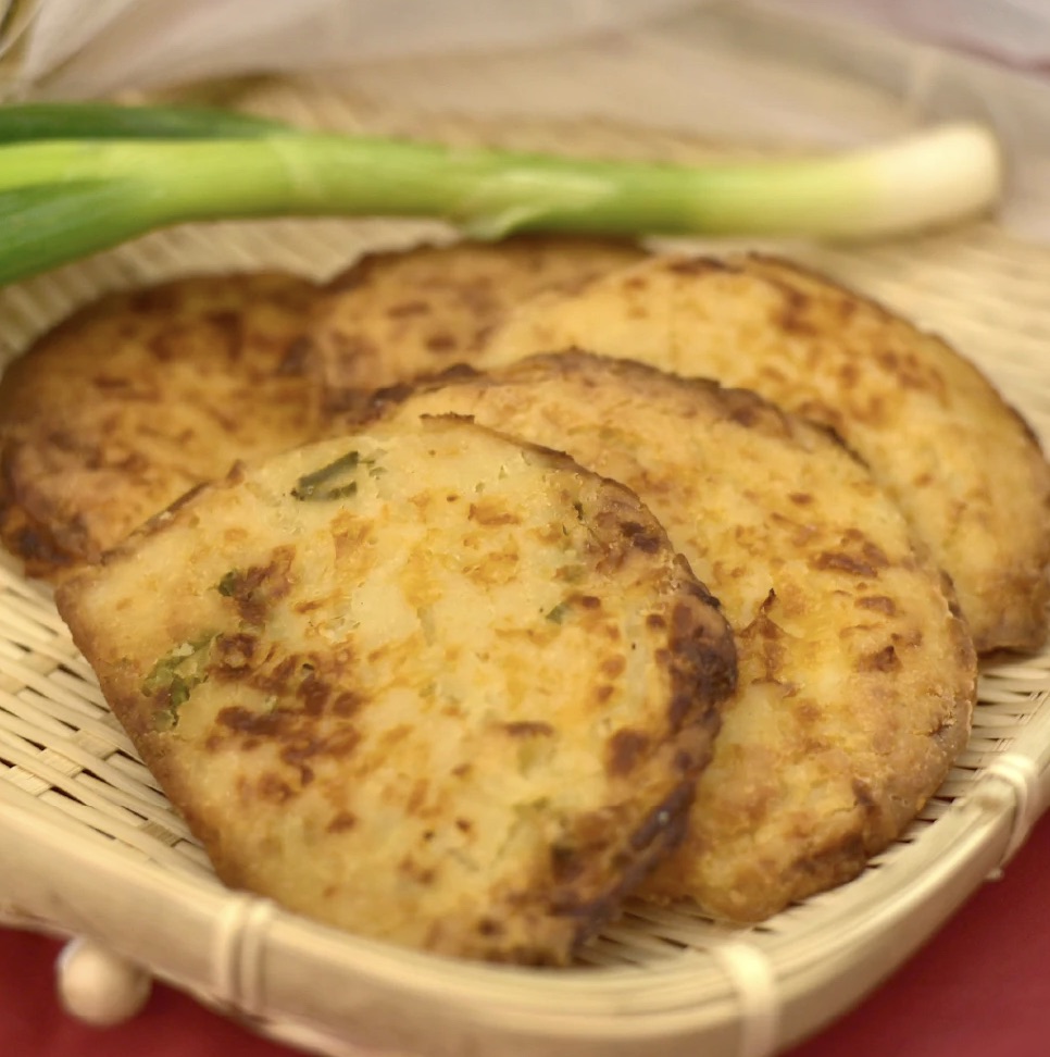 Empanadas de arroz bolivianas con queso y cebollitas verdes