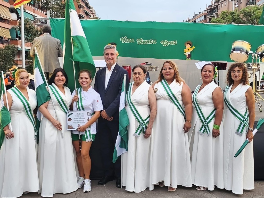 Silvana Quiroga Añes junto a la Comisión de Mujeres Cruceñas y el regidor Jordi Martí Galbis