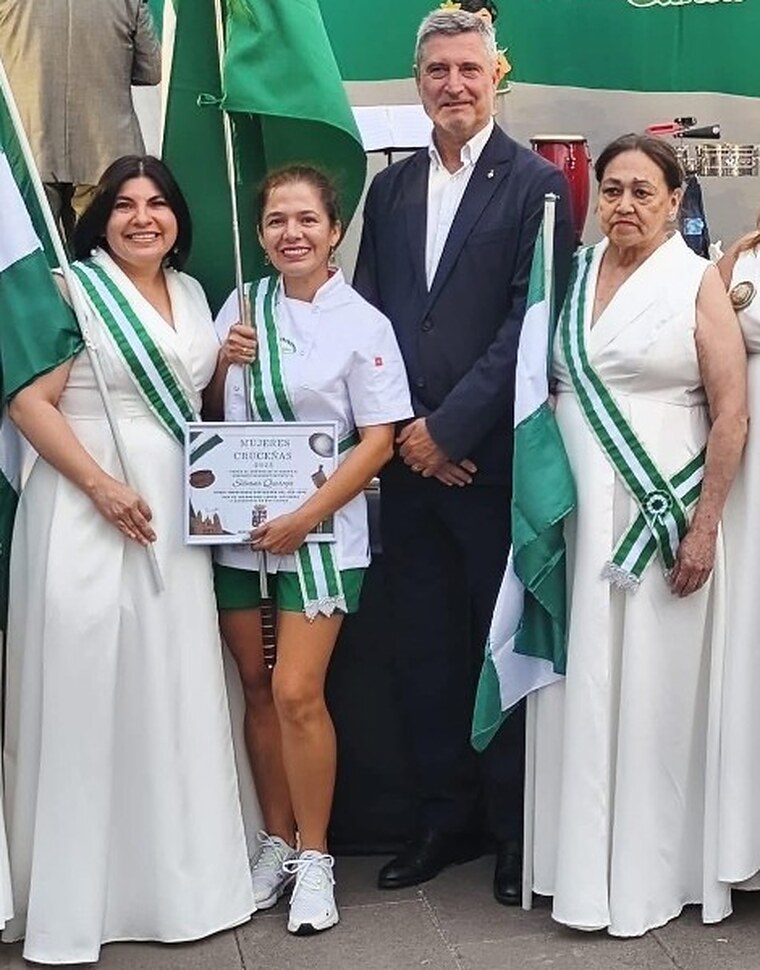 Silvana Quiroga Añes con el diploma de Empresaria Cruceña Destacada del Año, junto al regidor Jordi Martí Galbis